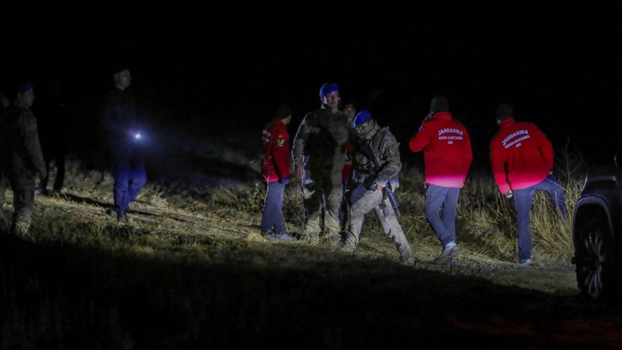 Pasukan keamanan Turki dan tim pencarian dan penyelamatan bekerja di sekitar lokasi jatuhnya jet yang membawa kepala staf angkatan darat Libya, Mohammed Ali Ahmed Al-Haddad, dekat desa Kesikkavak, Turki, 24 Desember 2025. (REUTERS/Cagla Gurdogan)
