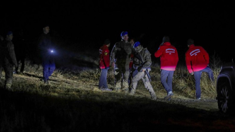 Pasukan keamanan Turki dan tim pencarian dan penyelamatan bekerja di sekitar lokasi jatuhnya jet yang membawa kepala staf angkatan darat Libya, Mohammed Ali Ahmed Al-Haddad, dekat desa Kesikkavak, Turki, 24 Desember 2025. (REUTERS/Cagla Gurdogan)