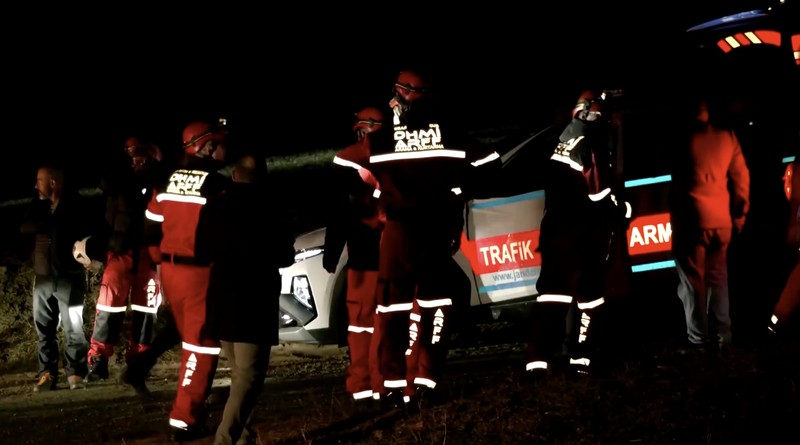 Pasukan keamanan Turki dan tim pencarian dan penyelamatan bekerja di sekitar lokasi jatuhnya jet yang membawa kepala staf angkatan darat Libya, Mohammed Ali Ahmed Al-Haddad, dekat desa Kesikkavak, Turki, 24 Desember 2025. (REUTERS/Cagla Gurdogan)