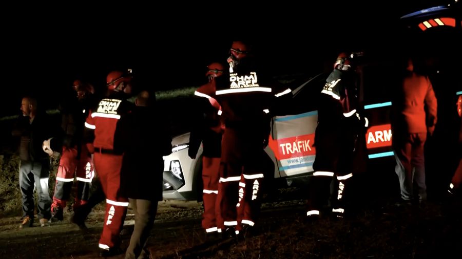 Pasukan keamanan Turki dan tim pencarian dan penyelamatan bekerja di sekitar lokasi jatuhnya jet yang membawa kepala staf angkatan darat Libya, Mohammed Ali Ahmed Al-Haddad, dekat desa Kesikkavak, Turki, 24 Desember 2025. (REUTERS/Cagla Gurdogan)