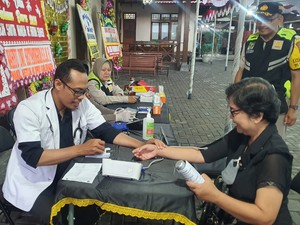 Dokkes Polres Sragen Beri Layanan Kesehatan Gratis di Gereja Jelang Natal