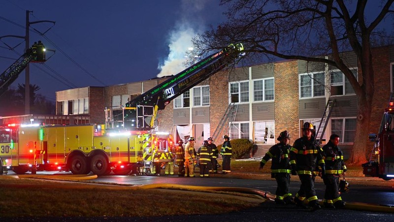 Seorang petugas polisi menjaga agar jalan tetap aman bagi petugas pertolongan pertama setelah ledakan gas dan kebakaran yang diduga menyebabkan kerusakan besar pada panti jompo Silver Lake Healthcare Center di Bristol, Pennsylvania, AS, 23 Desember 2025, dalam gambar diam dari video. (Lacey Latch/USA Today Network via REUTERS)