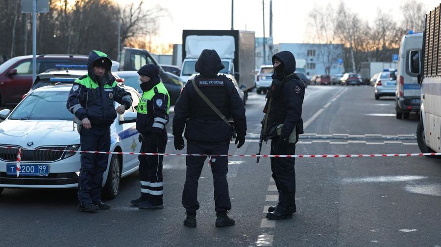 Petugas penegak hukum memblokir jalan di dekat lokasi kejadian di mana dua petugas polisi lalu lintas dan satu orang lainnya tewas dalam ledakan di Moskow, Rusia, 24 Desember 2025. REUTERS/Ramil Sitdikov