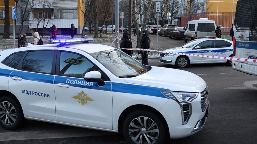 Petugas penegak hukum memblokir jalan di dekat lokasi kejadian di mana dua petugas polisi lalu lintas dan satu orang lainnya tewas dalam ledakan di Moskow, Rusia, 24 Desember 2025. REUTERS/Ramil Sitdikov