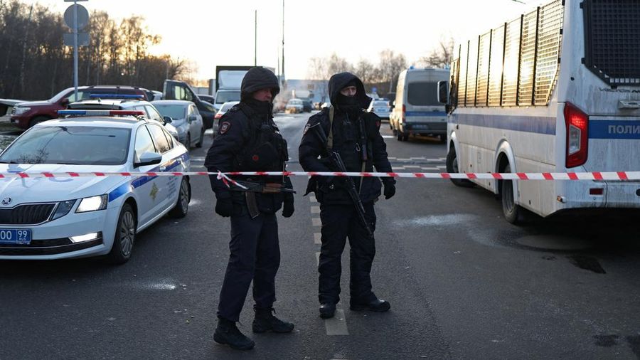 Petugas penegak hukum memblokir jalan di dekat lokasi kejadian di mana dua petugas polisi lalu lintas dan satu orang lainnya tewas dalam ledakan di Moskow, Rusia, 24 Desember 2025. REUTERS/Ramil Sitdikov
