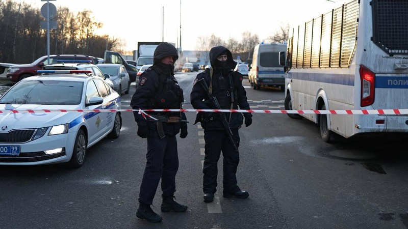 Petugas penegak hukum memblokir jalan di dekat lokasi kejadian di mana dua petugas polisi lalu lintas dan satu orang lainnya tewas dalam ledakan di Moskow, Rusia, 24 Desember 2025. REUTERS/Ramil Sitdikov