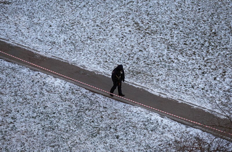 Petugas penegak hukum memblokir jalan di dekat lokasi kejadian di mana dua petugas polisi lalu lintas dan satu orang lainnya tewas dalam ledakan di Moskow, Rusia, 24 Desember 2025. REUTERS/Ramil Sitdikov