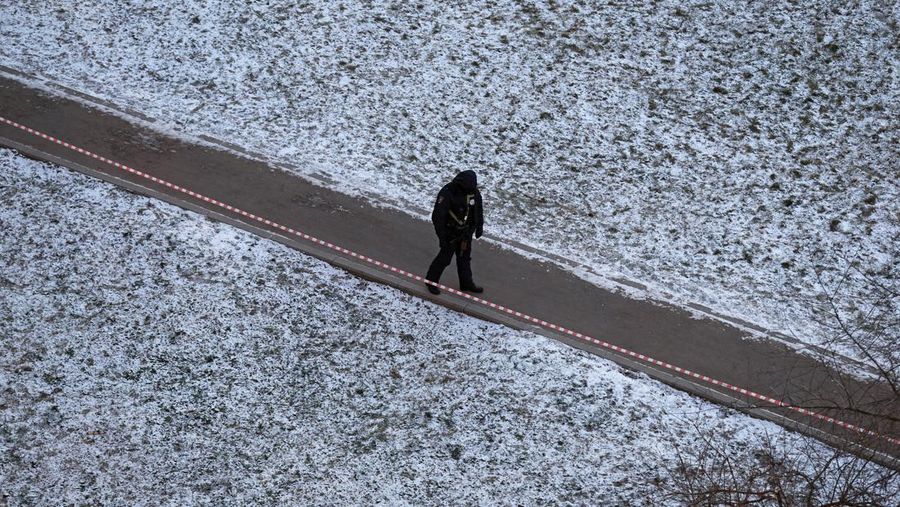 Petugas penegak hukum memblokir jalan di dekat lokasi kejadian di mana dua petugas polisi lalu lintas dan satu orang lainnya tewas dalam ledakan di Moskow, Rusia, 24 Desember 2025. REUTERS/Ramil Sitdikov