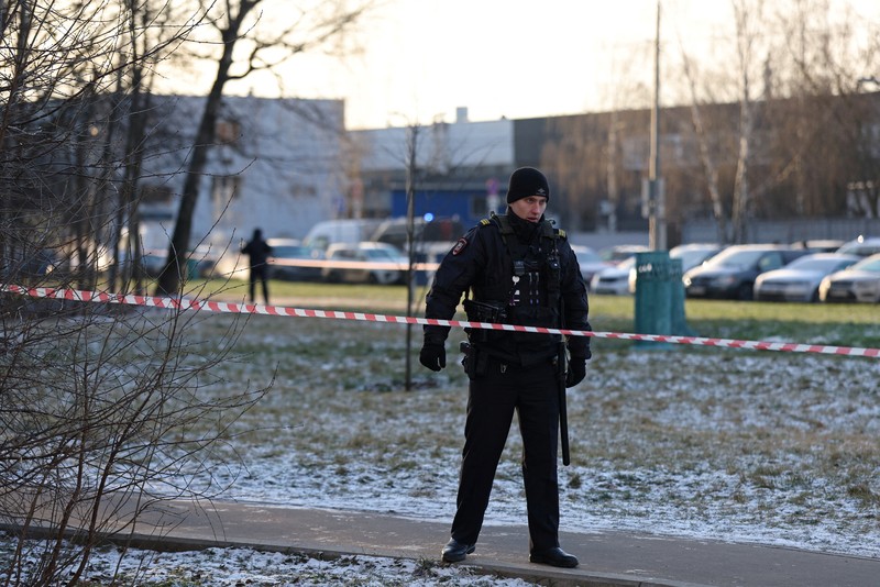 Petugas penegak hukum memblokir jalan di dekat lokasi kejadian di mana dua petugas polisi lalu lintas dan satu orang lainnya tewas dalam ledakan di Moskow, Rusia, 24 Desember 2025. REUTERS/Ramil Sitdikov