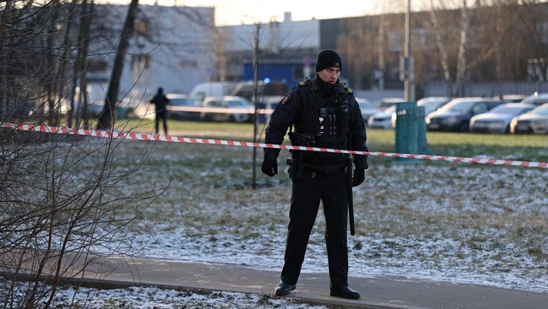 Petugas penegak hukum memblokir jalan di dekat lokasi kejadian di mana dua petugas polisi lalu lintas dan satu orang lainnya tewas dalam ledakan di Moskow, Rusia, 24 Desember 2025. REUTERS/Ramil Sitdikov