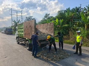 Polres Siak Gerak Cepat Tambal Jalan Rusak di Jalur Mudik Perawang-Dayun