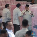 Presiden Prabowo Subianto berbincang dengan Jaksa Agung ST Burhanuddin, Menteri Pertahanan Sjafrie Sjamsoeddin, Panglima TNI Jenderal TNI Agus Subiyanto,  Menteri Keuangan Purbaya Yudhi Sadewa, saat kegiatan penyerahan aset sitaan Satuan Tugas (Satga