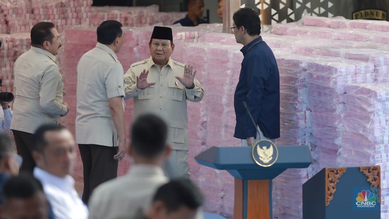 Presiden Prabowo Subianto berbincang dengan Jaksa Agung ST Burhanuddin, Menteri Pertahanan Sjafrie Sjamsoeddin, Panglima TNI Jenderal TNI Agus Subiyanto,  Menteri Keuangan Purbaya Yudhi Sadewa, saat kegiatan penyerahan aset sitaan Satuan Tugas (Satgas) Penertiban Kawasan Hutan (PKH) di kompleks Kejaksaan Agung, Jakarta, Rabu (24/12/2025). (CNBC Indonesia/Muhammad Sabki)