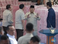 Presiden Prabowo Subianto berbincang dengan Jaksa Agung ST Burhanuddin, Menteri Pertahanan Sjafrie Sjamsoeddin, Panglima TNI Jenderal TNI Agus Subiyanto,  Menteri Keuangan Purbaya Yudhi Sadewa, saat kegiatan penyerahan aset sitaan Satuan Tugas (Satga