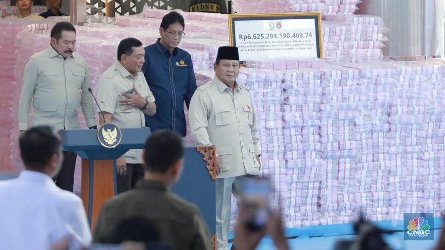Presiden Prabowo Subianto berbincang dengan Jaksa Agung ST Burhanuddin, Menteri Pertahanan Sjafrie Sjamsoeddin, Panglima TNI Jenderal TNI Agus Subiyanto,  Menteri Keuangan Purbaya Yudhi Sadewa, saat kegiatan penyerahan aset sitaan Satuan Tugas (Satgas) Penertiban Kawasan Hutan (PKH) di kompleks Kejaksaan Agung, Jakarta, Rabu (24/12/2025). (CNBC Indonesia/Muhammad Sabki)