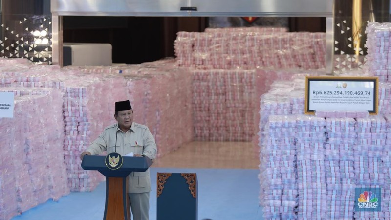 Presiden Prabowo Subianto berbincang dengan Jaksa Agung ST Burhanuddin, Menteri Pertahanan Sjafrie Sjamsoeddin, Panglima TNI Jenderal TNI Agus Subiyanto,  Menteri Keuangan Purbaya Yudhi Sadewa, saat kegiatan penyerahan aset sitaan Satuan Tugas (Satgas) Penertiban Kawasan Hutan (PKH) di kompleks Kejaksaan Agung, Jakarta, Rabu (24/12/2025). (CNBC Indonesia/Muhammad Sabki)