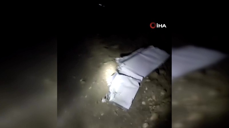 Pasukan keamanan Turki dan tim pencarian dan penyelamatan bekerja di sekitar lokasi jatuhnya jet yang membawa kepala staf angkatan darat Libya, Mohammed Ali Ahmed Al-Haddad, dekat desa Kesikkavak, Turki, 24 Desember 2025. (REUTERS/Cagla Gurdogan)