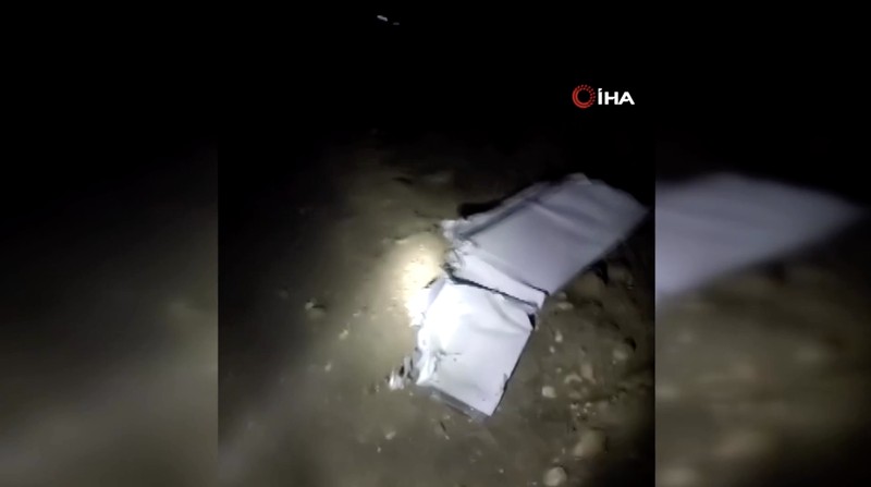 Pasukan keamanan Turki dan tim pencarian dan penyelamatan bekerja di sekitar lokasi jatuhnya jet yang membawa kepala staf angkatan darat Libya, Mohammed Ali Ahmed Al-Haddad, dekat desa Kesikkavak, Turki, 24 Desember 2025. (REUTERS/Cagla Gurdogan)