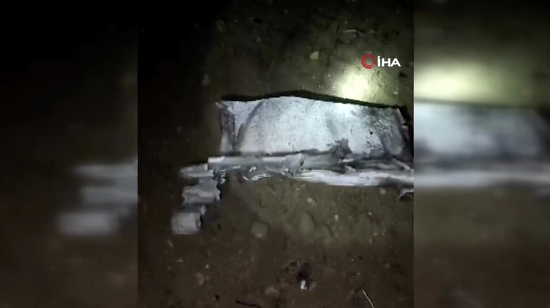 Pasukan keamanan Turki dan tim pencarian dan penyelamatan bekerja di sekitar lokasi jatuhnya jet yang membawa kepala staf angkatan darat Libya, Mohammed Ali Ahmed Al-Haddad, dekat desa Kesikkavak, Turki, 24 Desember 2025. (REUTERS/Cagla Gurdogan)