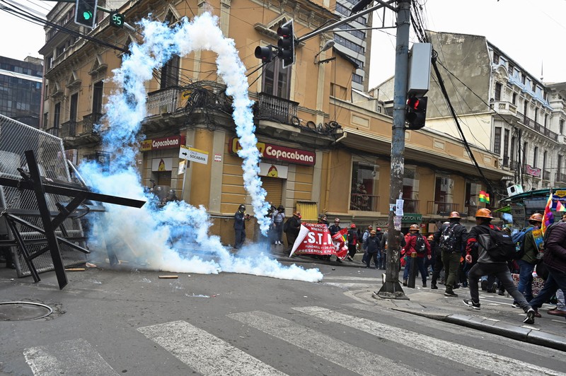 Para penambang yang berafiliasi dengan serikat pekerja utama Bolivia bentrok dengan petugas polisi selama protes menyusul keputusan pemerintah Bolivia untuk mencabut subsidi bahan bakar, yang telah menyebabkan kenaikan harga solar dan bensin, di La Paz, Bolivia, 23 Desember 2025. (REUTERS/Claudia Morales)
