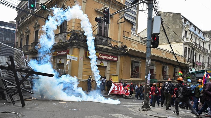 Para penambang yang berafiliasi dengan serikat pekerja utama Bolivia bentrok dengan petugas polisi selama protes menyusul keputusan pemerintah Bolivia untuk mencabut subsidi bahan bakar, yang telah menyebabkan kenaikan harga solar dan bensin, di La Paz, Bolivia, 23 Desember 2025. (REUTERS/Claudia Morales)