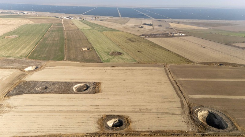 Sebuah tayangan drone menunjukkan lubang-lubang runtuhan yang terbentuk di tengah lahan pertanian di provinsi Konya, Turki, 19 Desember 2025. (REUTERS/Umit Bektas)