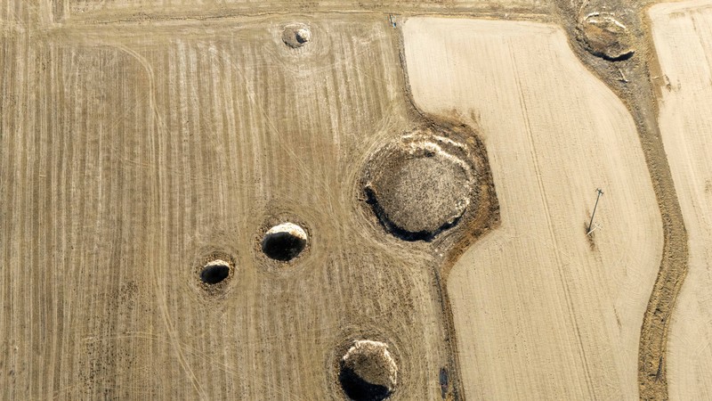 Sebuah tayangan drone menunjukkan lubang-lubang runtuhan yang terbentuk di tengah lahan pertanian di provinsi Konya, Turki, 19 Desember 2025. (REUTERS/Umit Bektas)