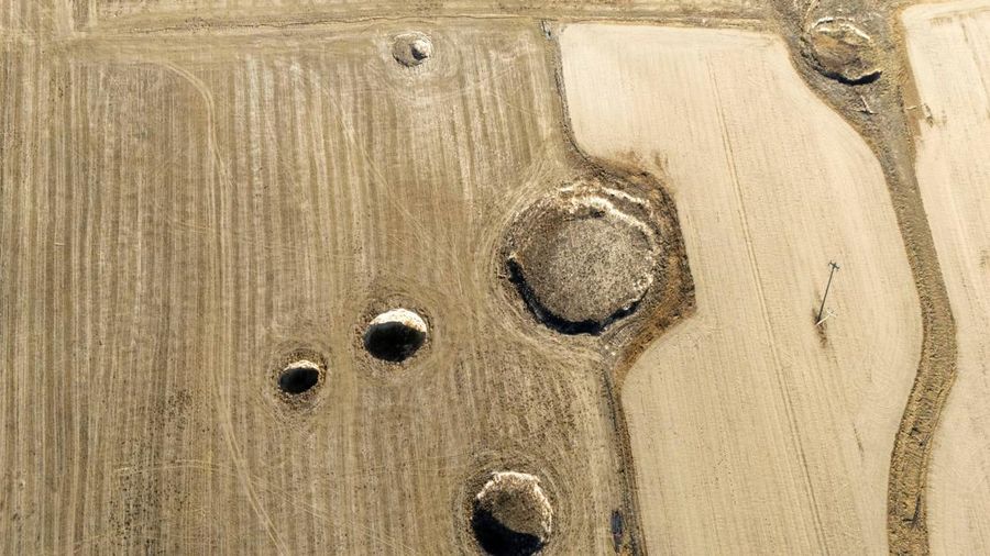 Sebuah tayangan drone menunjukkan lubang-lubang runtuhan yang terbentuk di tengah lahan pertanian di provinsi Konya, Turki, 19 Desember 2025. (REUTERS/Umit Bektas)