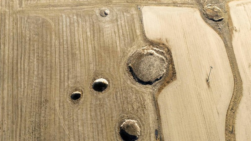 Sebuah tayangan drone menunjukkan lubang-lubang runtuhan yang terbentuk di tengah lahan pertanian di provinsi Konya, Turki, 19 Desember 2025. (REUTERS/Umit Bektas)