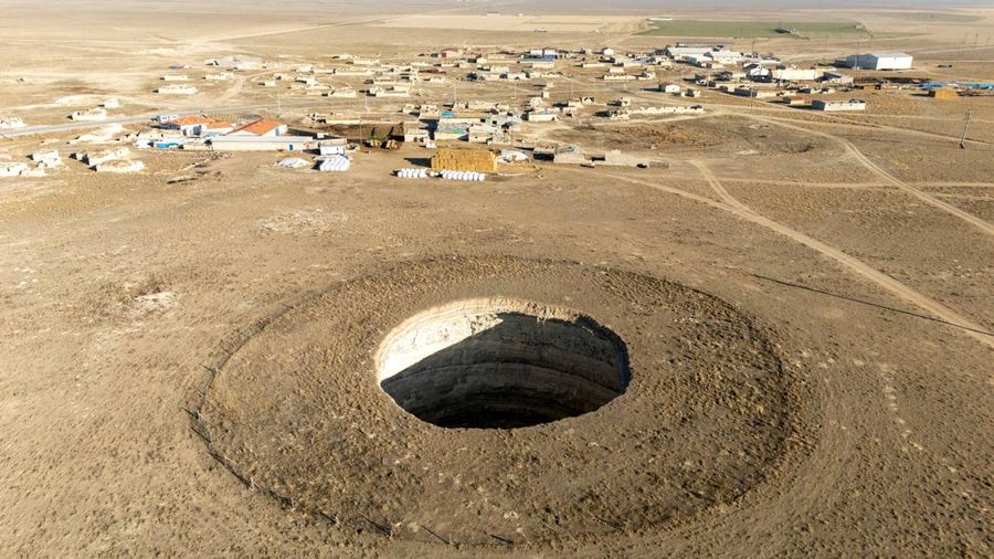 Sebuah tayangan drone menunjukkan lubang-lubang runtuhan yang terbentuk di tengah lahan pertanian di provinsi Konya, Turki, 19 Desember 2025. (REUTERS/Umit Bektas)