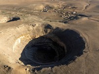 Potret Ratusan 'Lubang Mengaga' Muncul, Pertanian-Pemukiman Warning