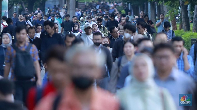 Sejumlah pekerja melintas saat jam pulang kerja di Kawasan Pedestrian Sudirman, Jakarta, Rabu (24/12/2025).  (CNBC Indonesia/Muhammad Sabki)