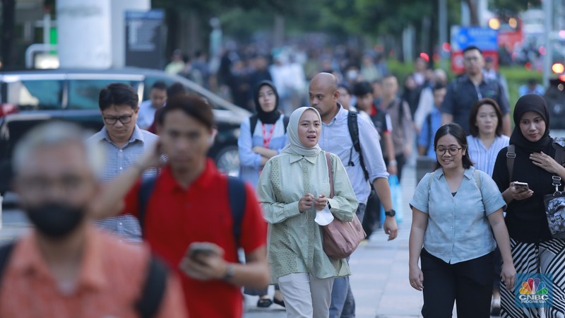 Sejumlah pekerja melintas saat jam pulang kerja di Kawasan Pedestrian Sudirman, Jakarta, Rabu (24/12/2025).  (CNBC Indonesia/Muhammad Sabki)