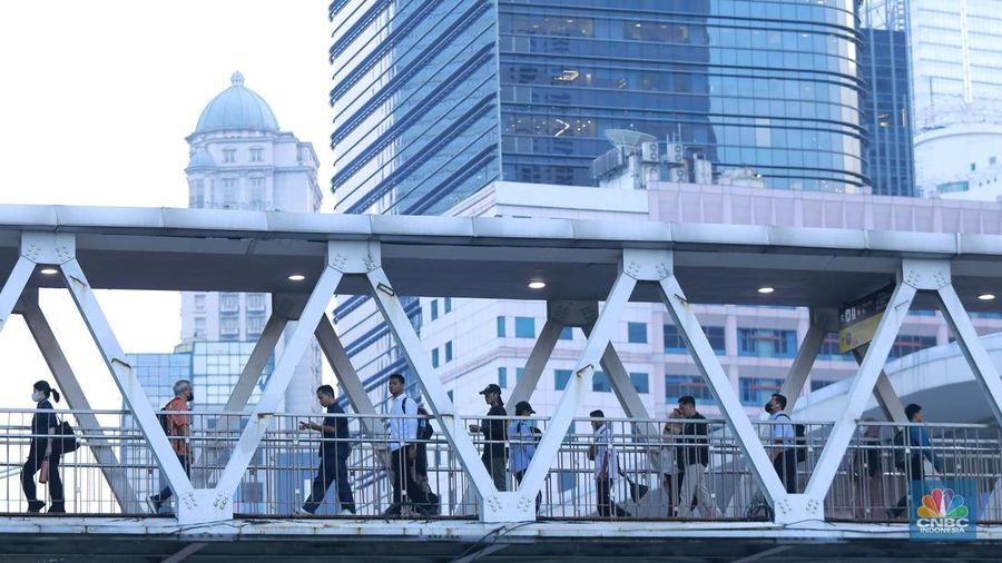 Sejumlah pekerja melintas saat jam pulang kerja di Kawasan Pedestrian Sudirman, Jakarta, Rabu (24/12/2025).  (CNBC Indonesia/Muhammad Sabki)