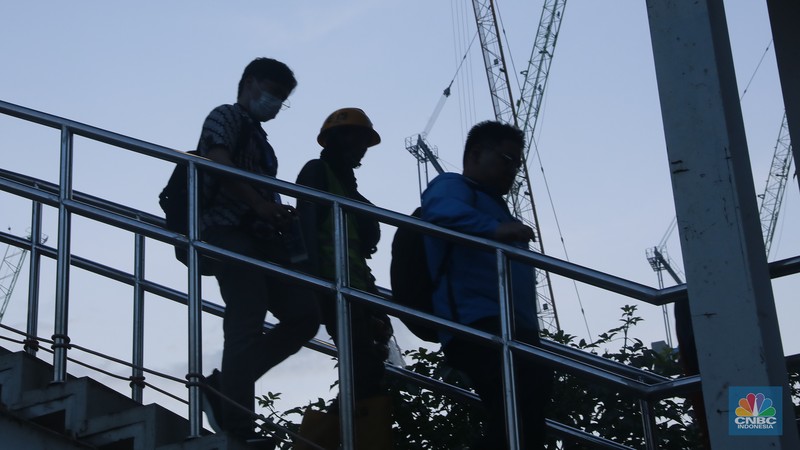 Sejumlah pekerja melintas saat jam pulang kerja di Kawasan Pedestrian Sudirman, Jakarta, Rabu (24/12/2025).  (CNBC Indonesia/Muhammad Sabki)