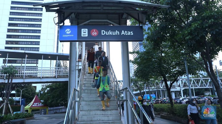 Sejumlah pekerja melintas saat jam pulang kerja di Kawasan Pedestrian Sudirman, Jakarta, Rabu (24/12/2025).  (CNBC Indonesia/Muhammad Sabki)