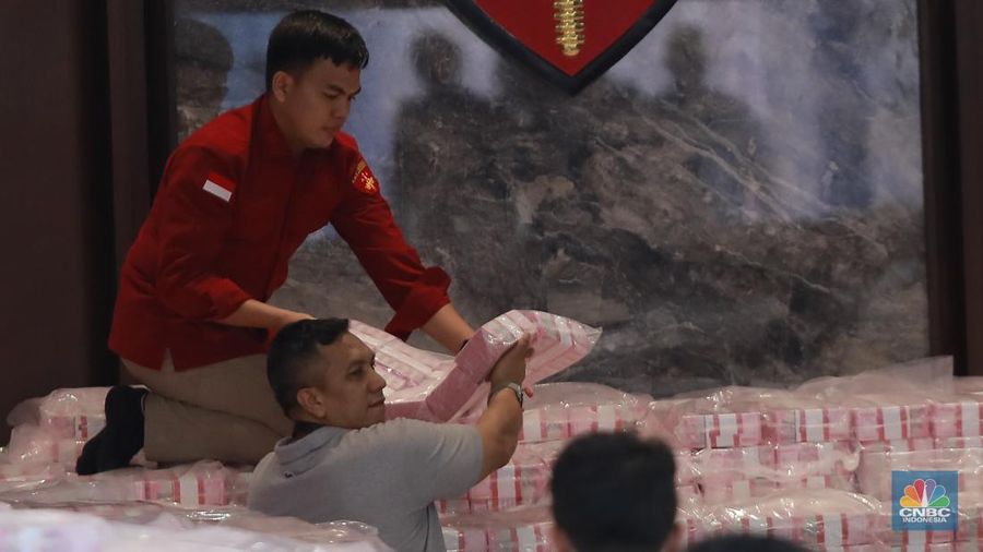 Presiden Prabowo Subianto berbincang dengan Jaksa Agung ST Burhanuddin, Menteri Pertahanan Sjafrie Sjamsoeddin, Panglima TNI Jenderal TNI Agus Subiyanto,  Menteri Keuangan Purbaya Yudhi Sadewa, saat kegiatan penyerahan aset sitaan Satuan Tugas (Satgas) Penertiban Kawasan Hutan (PKH) di kompleks Kejaksaan Agung, Jakarta, Rabu (24/12/2025). (CNBC Indonesia/Muhammad Sabki)