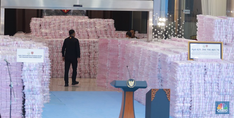 Presiden Prabowo Subianto berbincang dengan Jaksa Agung ST Burhanuddin, Menteri Pertahanan Sjafrie Sjamsoeddin, Panglima TNI Jenderal TNI Agus Subiyanto,  Menteri Keuangan Purbaya Yudhi Sadewa, saat kegiatan penyerahan aset sitaan Satuan Tugas (Satgas) Penertiban Kawasan Hutan (PKH) di kompleks Kejaksaan Agung, Jakarta, Rabu (24/12/2025). (CNBC Indonesia/Muhammad Sabki)