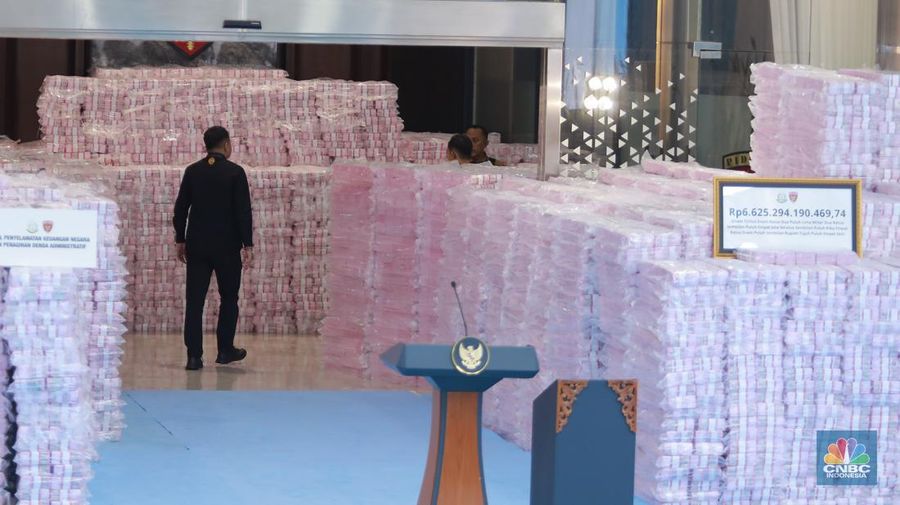 Presiden Prabowo Subianto berbincang dengan Jaksa Agung ST Burhanuddin, Menteri Pertahanan Sjafrie Sjamsoeddin, Panglima TNI Jenderal TNI Agus Subiyanto,  Menteri Keuangan Purbaya Yudhi Sadewa, saat kegiatan penyerahan aset sitaan Satuan Tugas (Satgas) Penertiban Kawasan Hutan (PKH) di kompleks Kejaksaan Agung, Jakarta, Rabu (24/12/2025). (CNBC Indonesia/Muhammad Sabki)