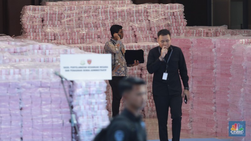 Presiden Prabowo Subianto berbincang dengan Jaksa Agung ST Burhanuddin, Menteri Pertahanan Sjafrie Sjamsoeddin, Panglima TNI Jenderal TNI Agus Subiyanto,  Menteri Keuangan Purbaya Yudhi Sadewa, saat kegiatan penyerahan aset sitaan Satuan Tugas (Satgas) Penertiban Kawasan Hutan (PKH) di kompleks Kejaksaan Agung, Jakarta, Rabu (24/12/2025). (CNBC Indonesia/Muhammad Sabki)