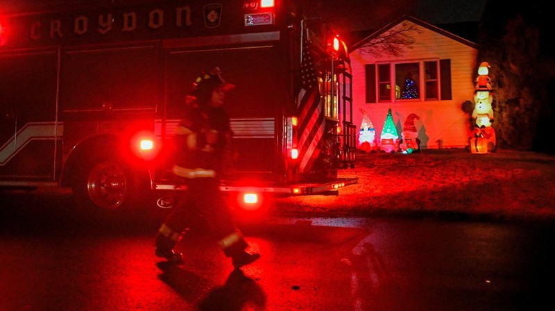 Seorang petugas polisi menjaga agar jalan tetap aman bagi petugas pertolongan pertama setelah ledakan gas dan kebakaran yang diduga menyebabkan kerusakan besar pada panti jompo Silver Lake Healthcare Center di Bristol, Pennsylvania, AS, 23 Desember 2025, dalam gambar diam dari video. (Lacey Latch/USA Today Network via REUTERS)