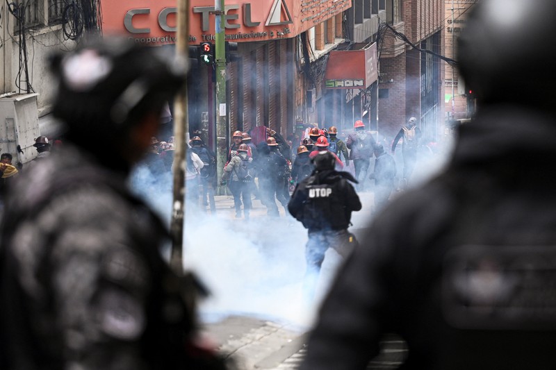Para penambang yang berafiliasi dengan serikat pekerja utama Bolivia bentrok dengan petugas polisi selama protes menyusul keputusan pemerintah Bolivia untuk mencabut subsidi bahan bakar, yang telah menyebabkan kenaikan harga solar dan bensin, di La Paz, Bolivia, 23 Desember 2025. (REUTERS/Claudia Morales)