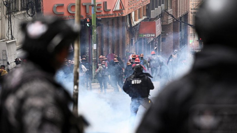 Para penambang yang berafiliasi dengan serikat pekerja utama Bolivia bentrok dengan petugas polisi selama protes menyusul keputusan pemerintah Bolivia untuk mencabut subsidi bahan bakar, yang telah menyebabkan kenaikan harga solar dan bensin, di La Paz, Bolivia, 23 Desember 2025. (REUTERS/Claudia Morales)