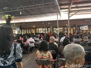 Ribuan Umat Padati Ekaristi Natal Sesi Pertama Gereja Kotabaru