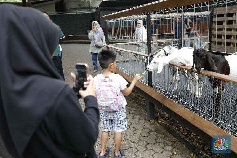 Suasana saat libur sekilah di Taman Mini Indonesia Indah (TMII), Jakarta, Rabu (24/12/2025). (CNBC Indonesia/Tri Susilo)