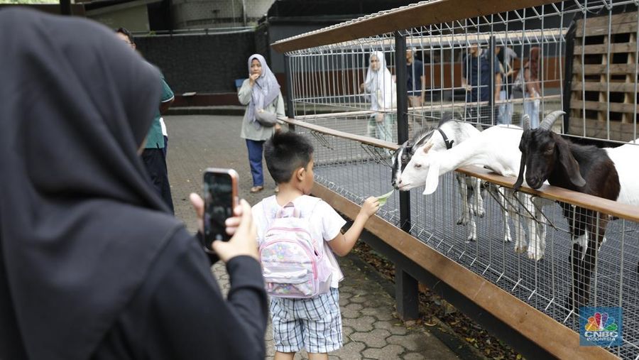 Suasana saat libur sekilah di Taman Mini Indonesia Indah (TMII), Jakarta, Rabu (24/12/2025). (CNBC Indonesia/Tri Susilo)