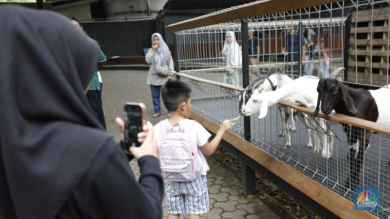 Suasana saat libur sekilah di Taman Mini Indonesia Indah (TMII), Jakarta, Rabu (24/12/2025). (CNBC Indonesia/Tri Susilo)