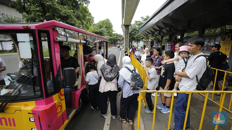 Suasana saat libur sekilah di Taman Mini Indonesia Indah (TMII), Jakarta, Rabu (24/12/2025). (CNBC Indonesia/Tri Susilo)