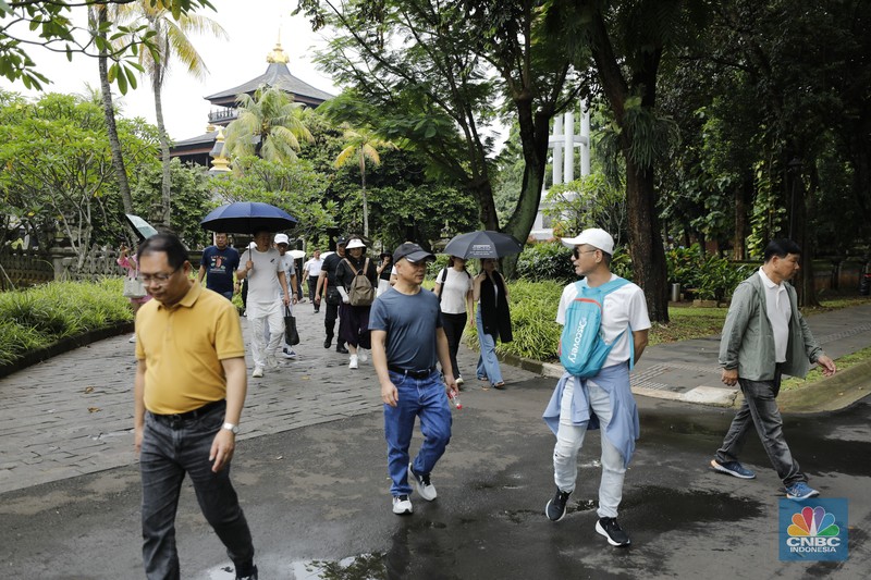 Suasana saat libur sekilah di Taman Mini Indonesia Indah (TMII), Jakarta, Rabu (24/12/2025). (CNBC Indonesia/Tri Susilo)