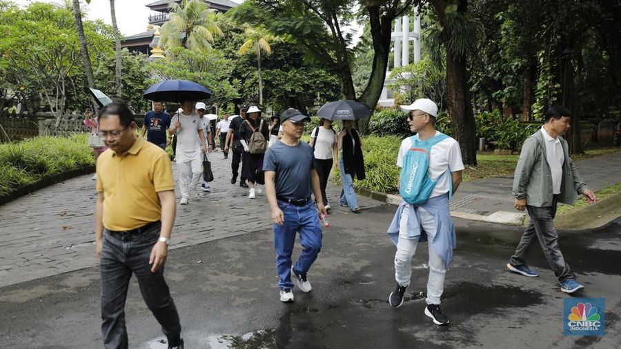 Suasana saat libur sekilah di Taman Mini Indonesia Indah (TMII), Jakarta, Rabu (24/12/2025). (CNBC Indonesia/Tri Susilo)